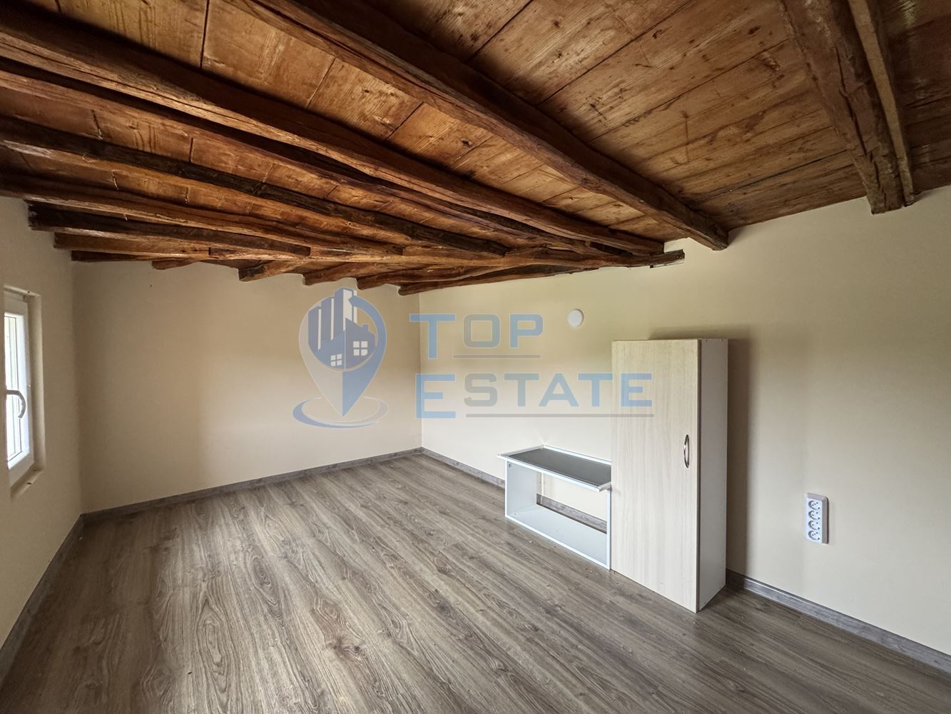 Къща с кладенец и допълнителна постройка в село Пчелище, област Велико Търново - 0