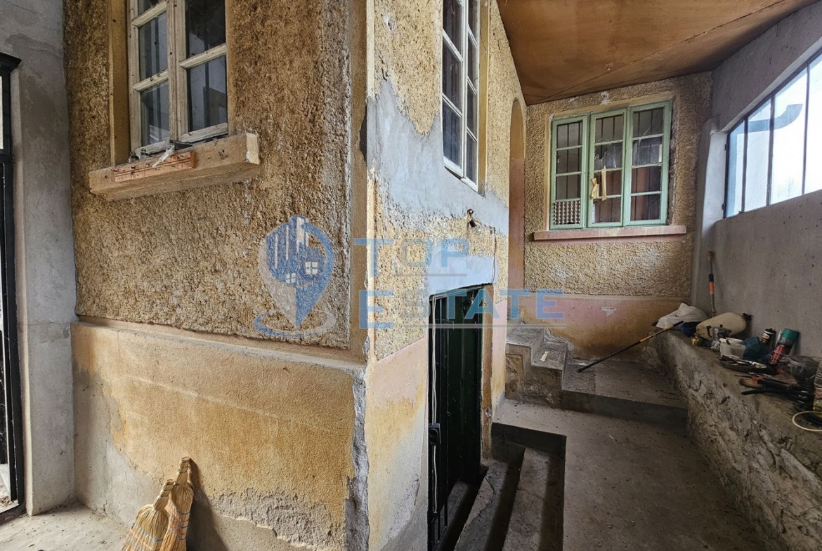 Едноетажна къща близо до река с голям двор в село Росно, област Велико Търново - 0