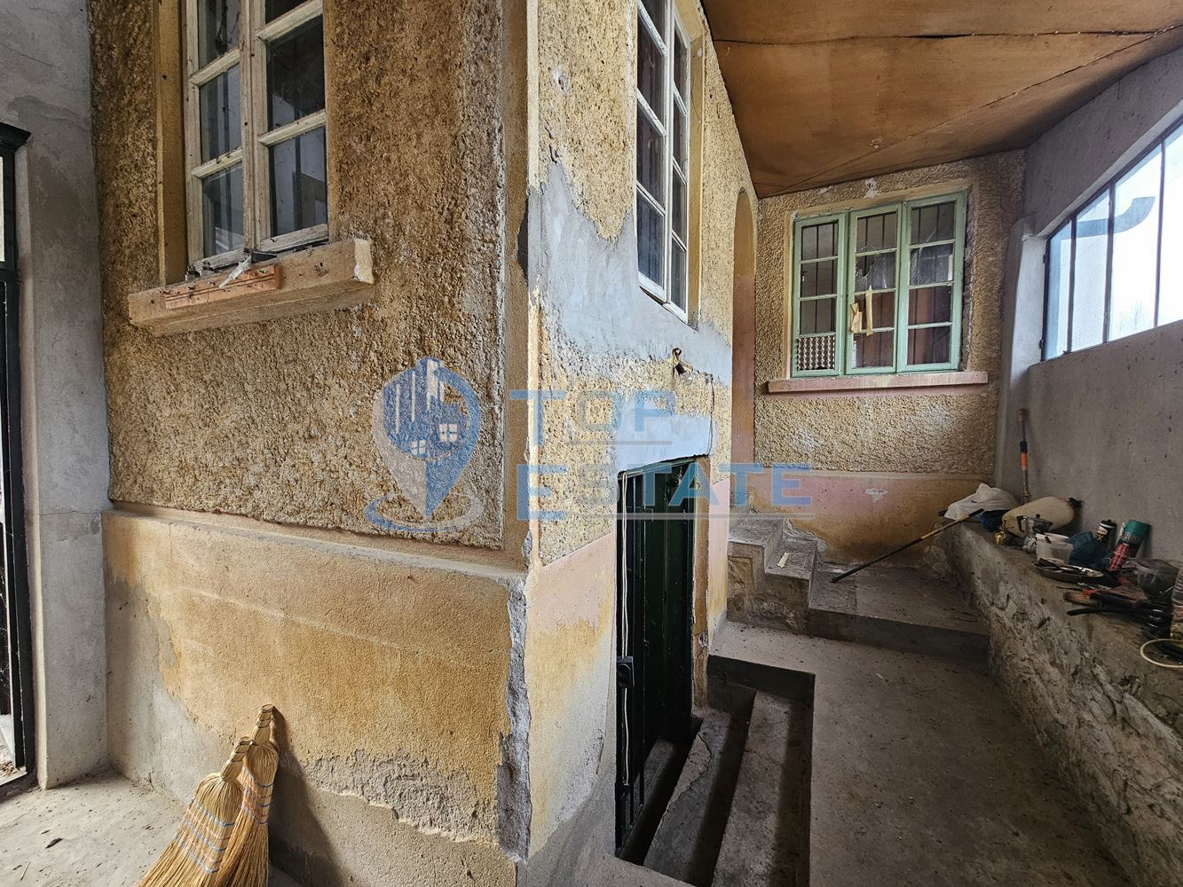 Едноетажна къща близо до река с голям двор в село Росно, област Велико Търново - 0