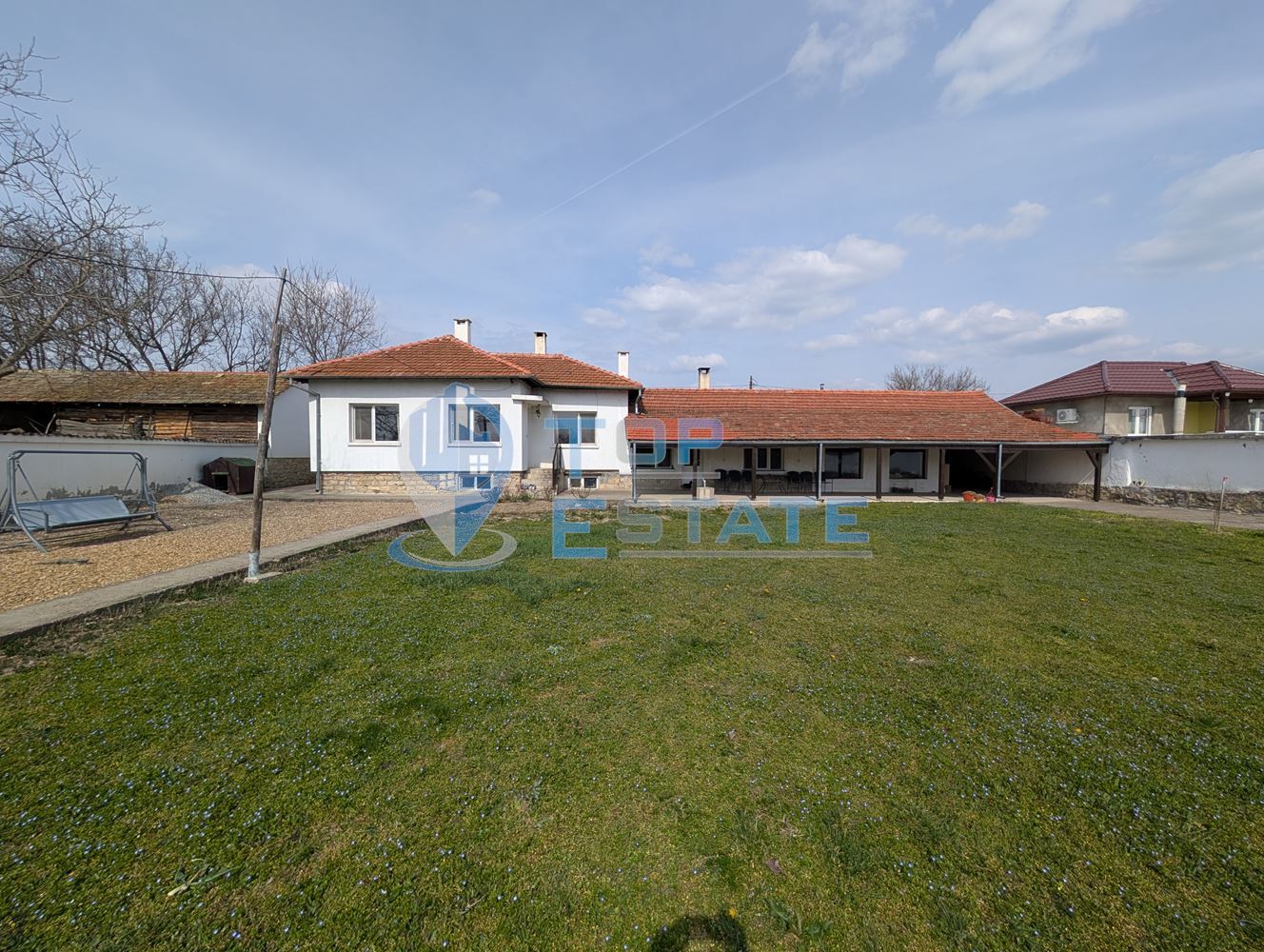 Просторна тухлена къща с кладенец и голям двор в село Раданово - 0