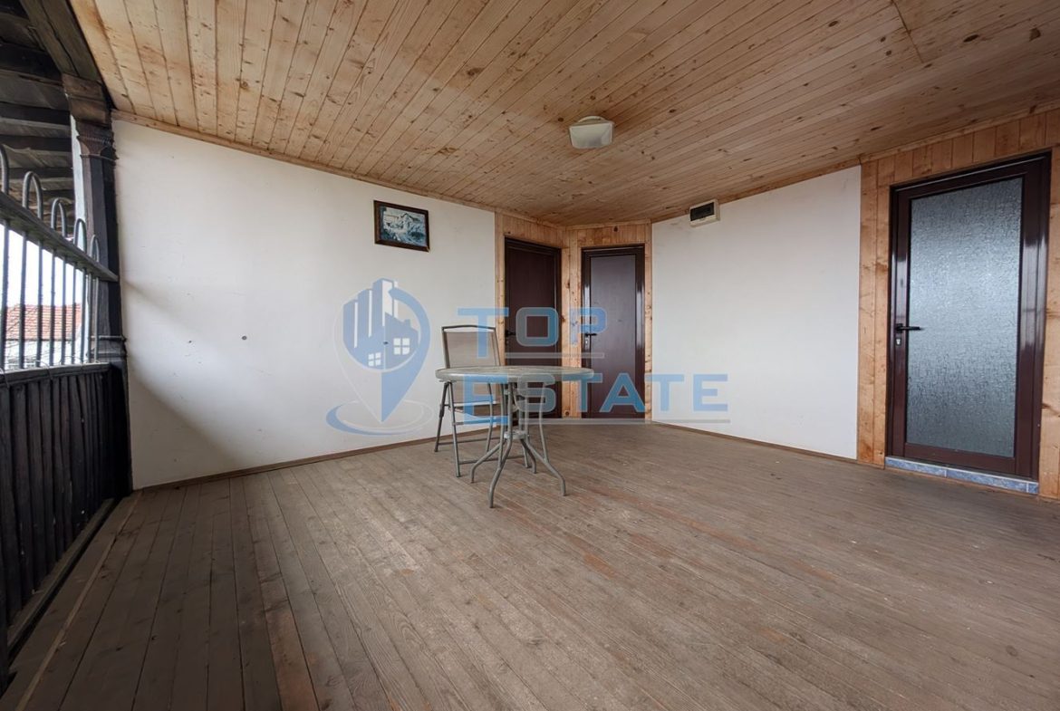 Двуетажна къща във възрожденски стил с кладенец в село Драгижево - 0