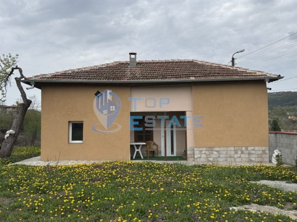 Къща с кладенец и допълнителна постройка в село Пчелище, област Велико Търново - 0