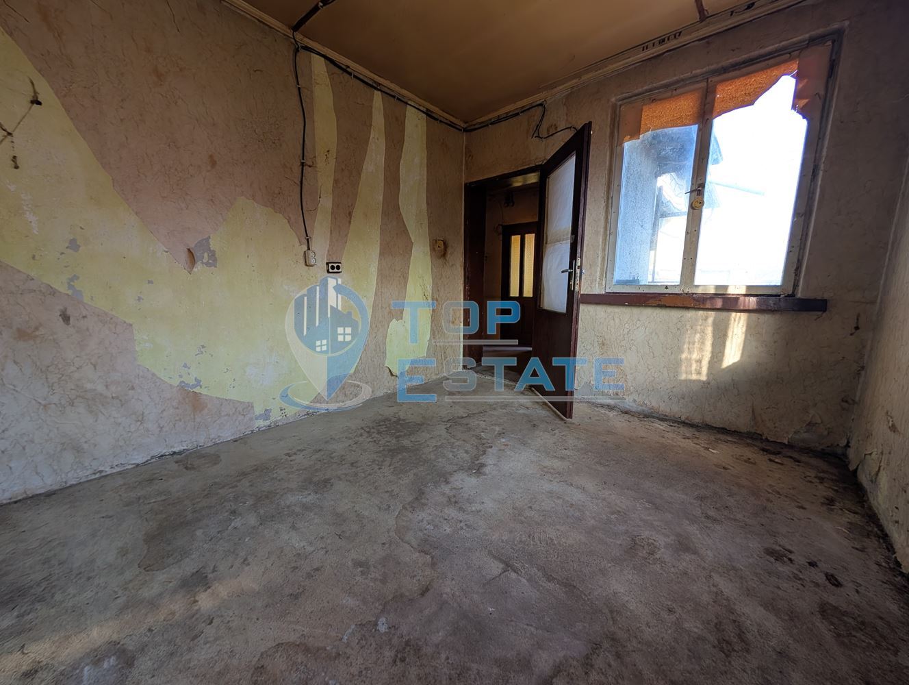 Едноетажна тухлена къща с гараж и кладенец в село Правда - 0