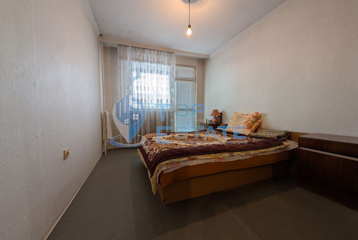 Двуетажна масивна къща в град Стражица - 0