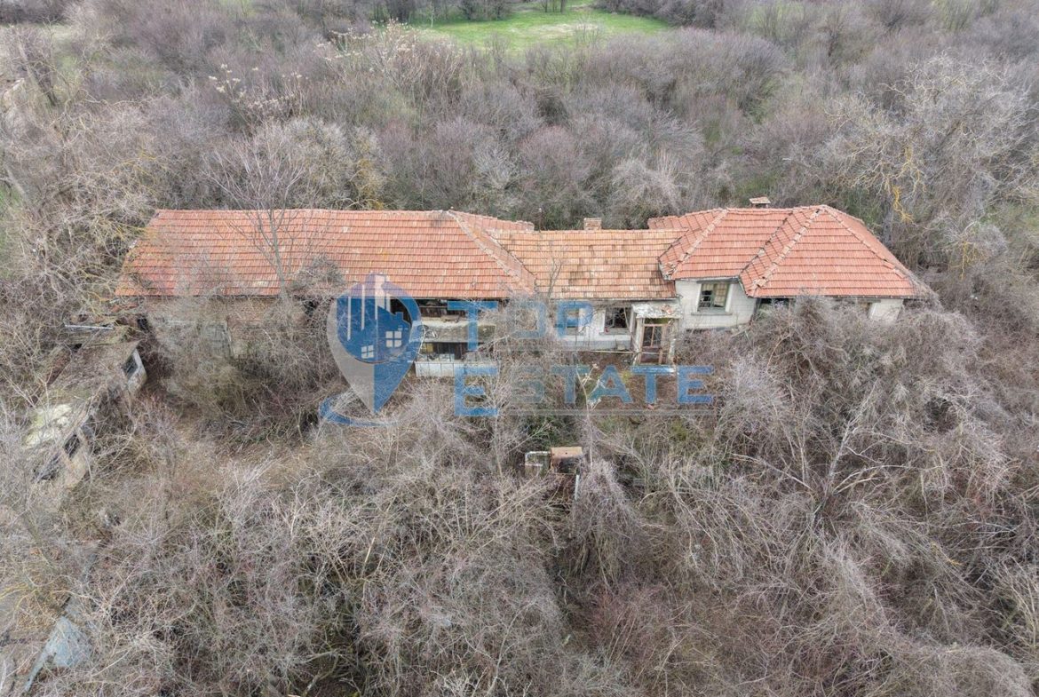 Тухлена къща с голям двор и кладенец в село Първомайци - 0