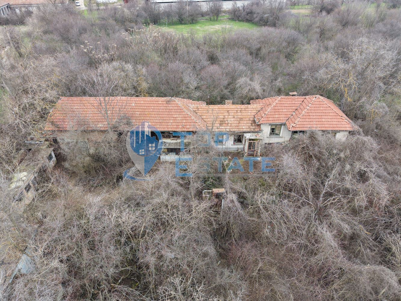 Тухлена къща с голям двор и кладенец в село Първомайци - 0