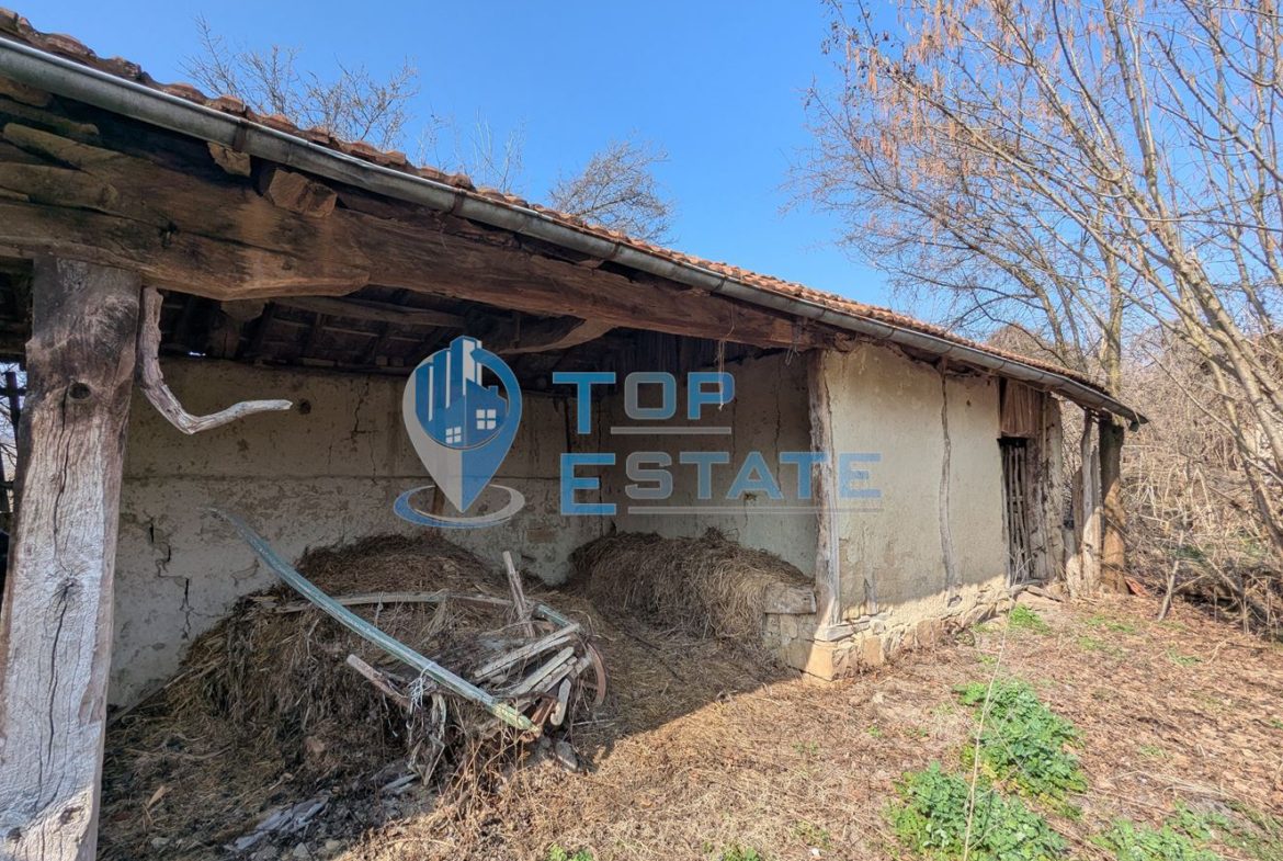 Голям парцел със стара къща и кладенец в с. Благоево, общ. Стражица, обл.В.Търново - 0