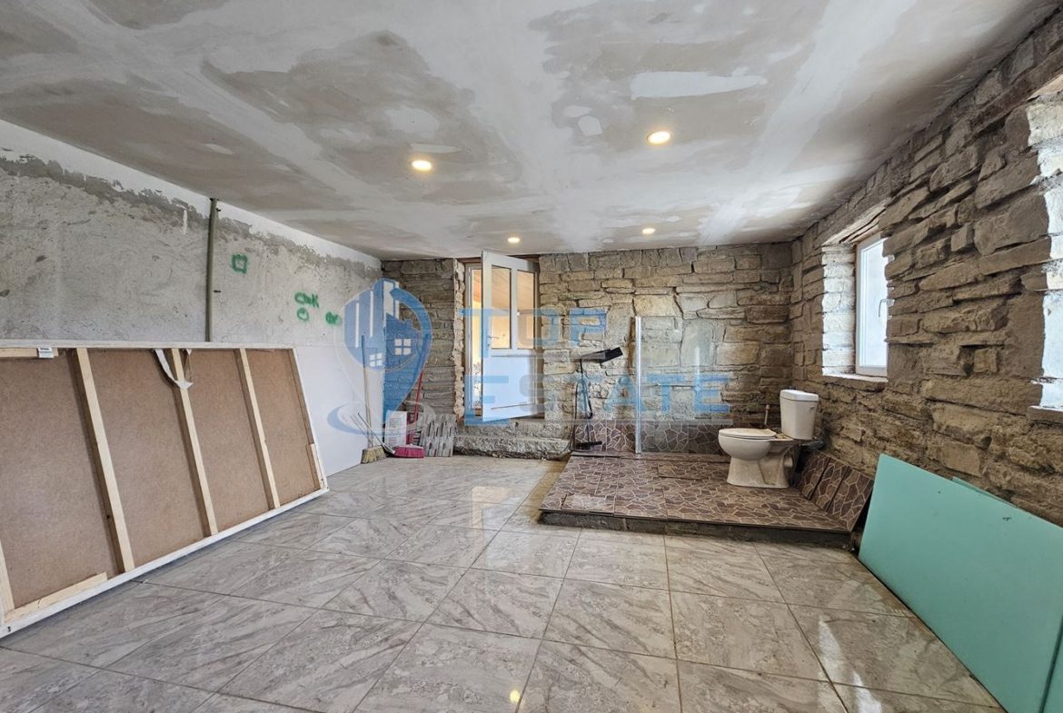 Двуетажна къща след ремонт с голям двор в село Горна Липница, област Велико Търново - 0