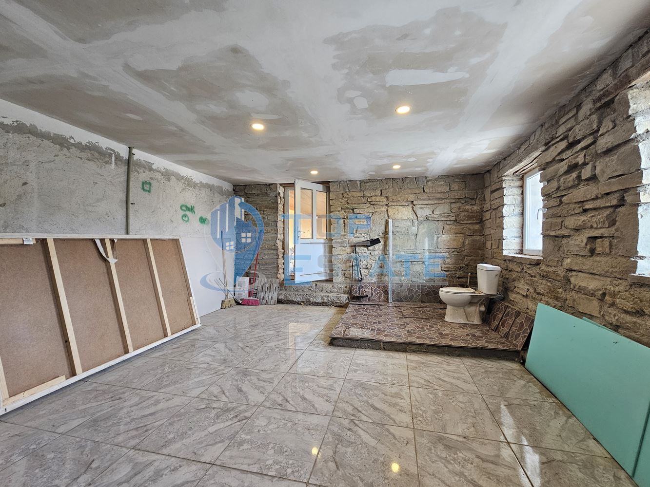 Двуетажна къща след ремонт с голям двор в село Горна Липница, област Велико Търново - 0