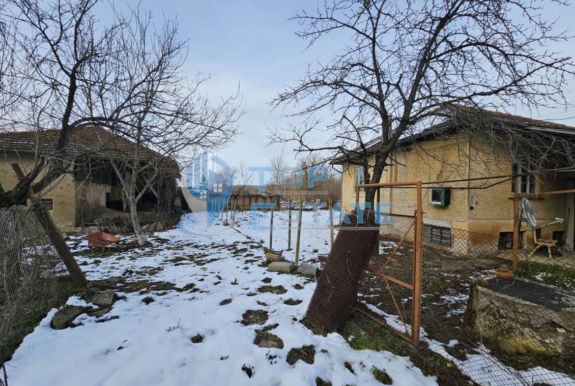 Едноетажна къща близо до река с голям двор в село Росно, област Велико Търново - 0