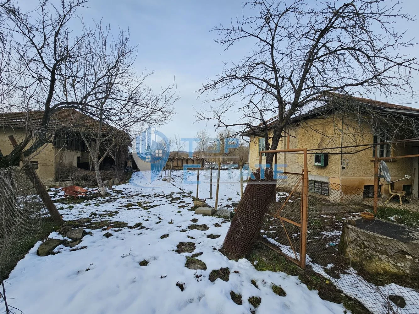 Едноетажна къща близо до река с голям двор в село Росно, област Велико Търново - 0