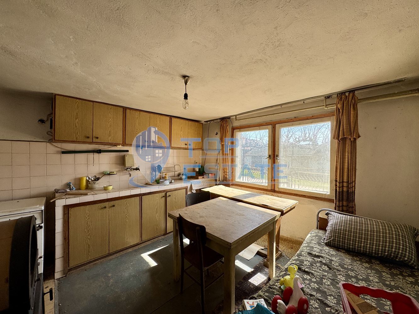 Масивна тухлена къща с кладенец и голям двор в село Ново Градище, област Велико Търново - 0