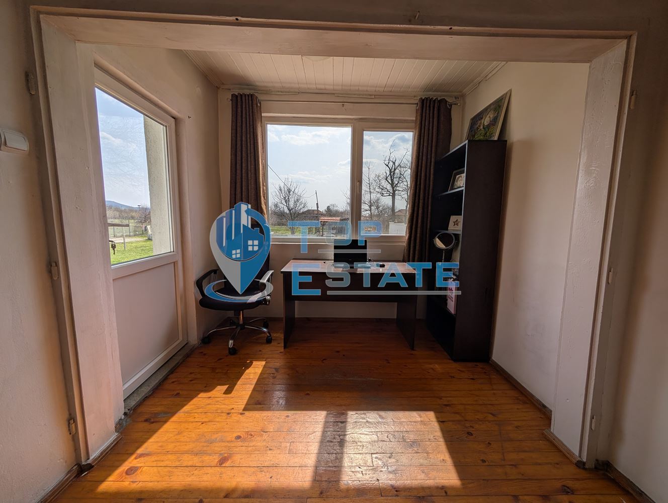 Просторна тухлена къща с кладенец и голям двор в село Раданово - 0