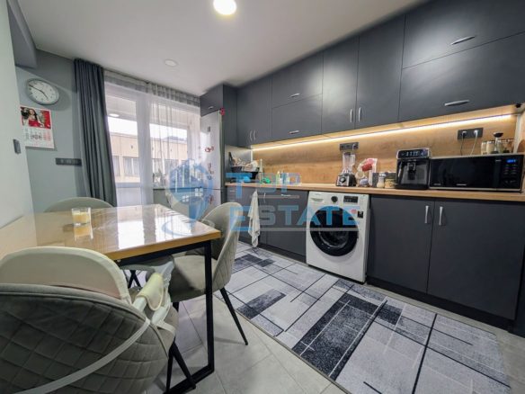 Ремонтиран тристаен тухлен апартамент в централната част на град Плачковци - 0