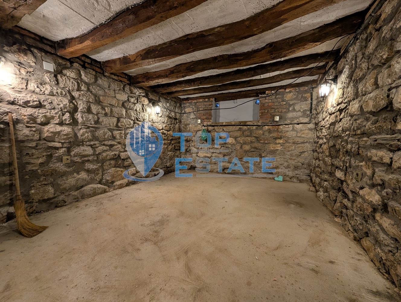 Едноетажна реновирана тухлена къща с голям двор в село Русаля - 0