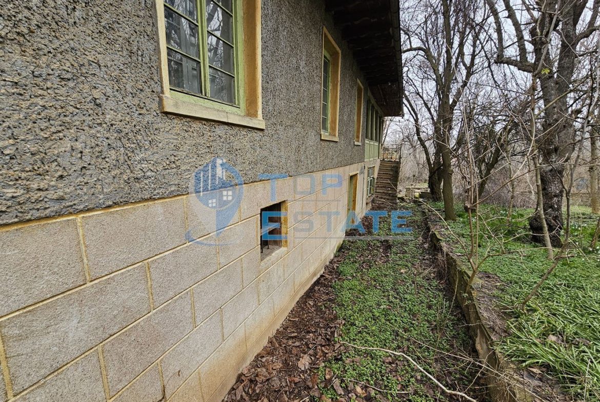 Голям парцел със стара къща и два кладенеца в село Паскалевец, област Велико Търново - 0