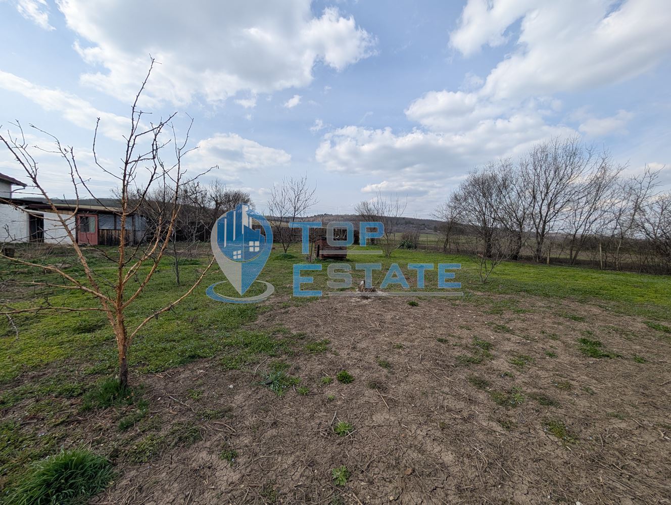 Тухлена къща с гараж и голям двор в село Раданово - 0