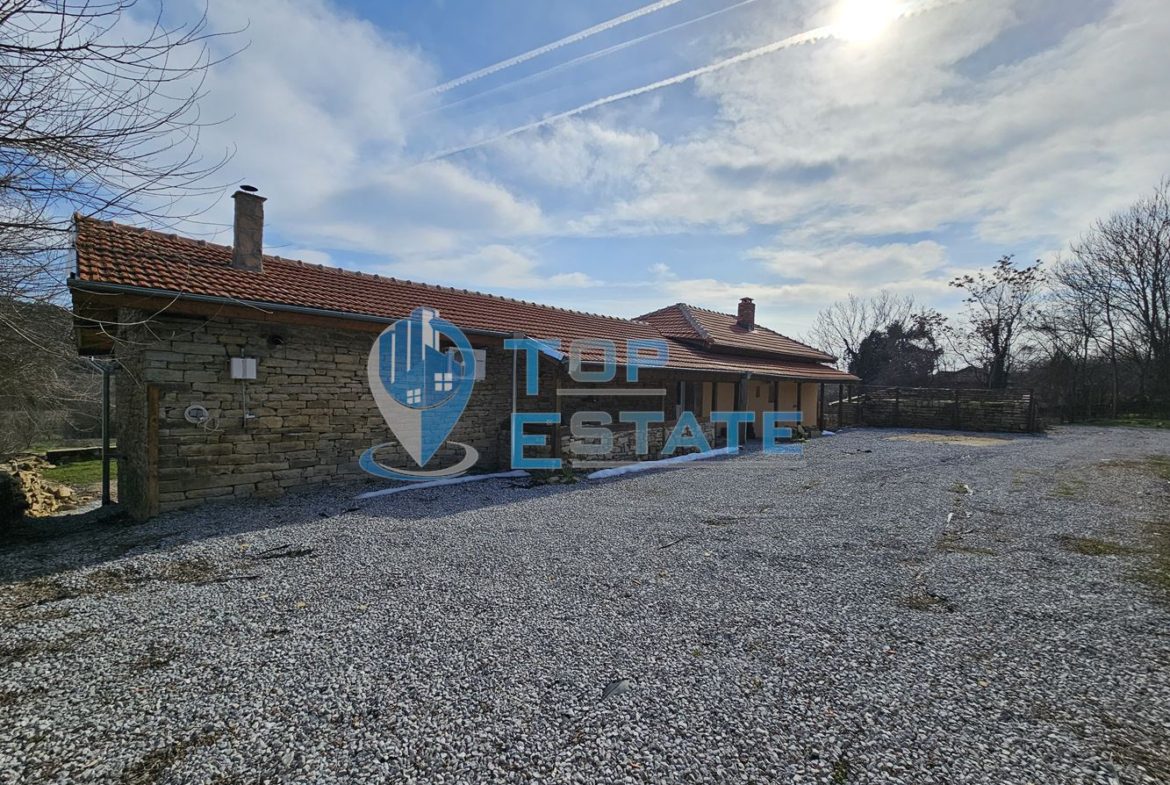 Двуетажна къща след ремонт с голям двор в село Горна Липница, област Велико Търново - 0