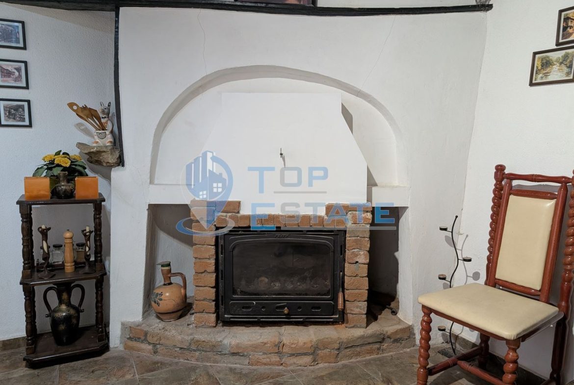 Двуетажна къща във възрожденски стил с кладенец в село Драгижево - 0