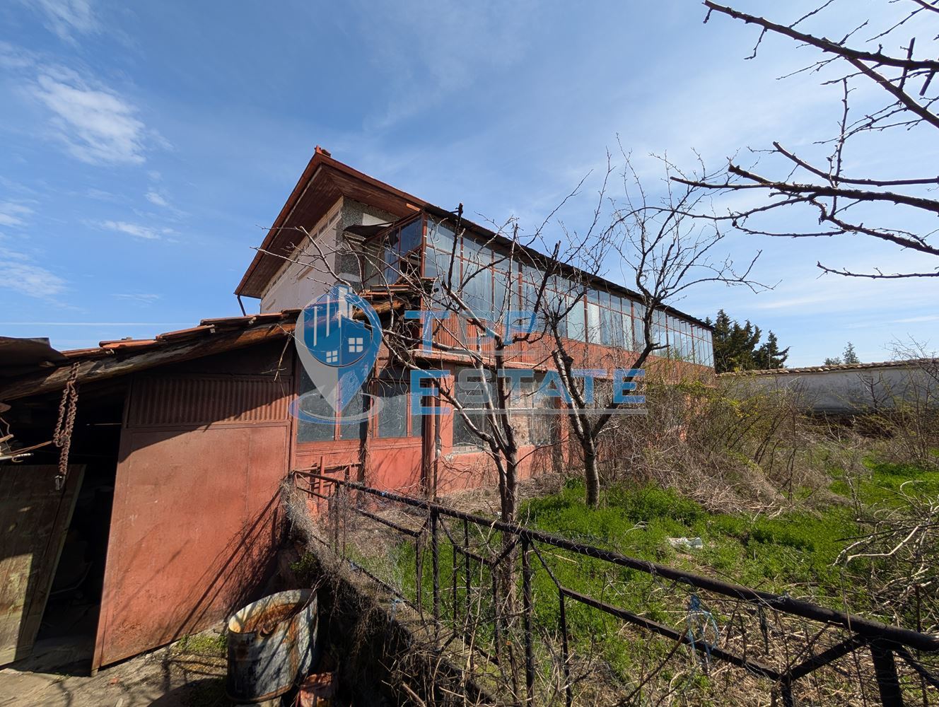Просторна двуетажна къща в центъра на село Драгижево - 0