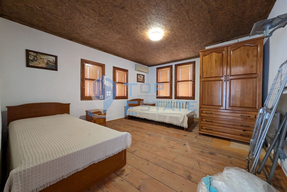 Двуетажна къща във възрожденски стил с кладенец в село Драгижево - 0