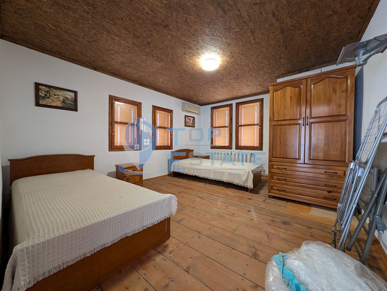 Двуетажна къща във възрожденски стил с кладенец в село Драгижево - 0