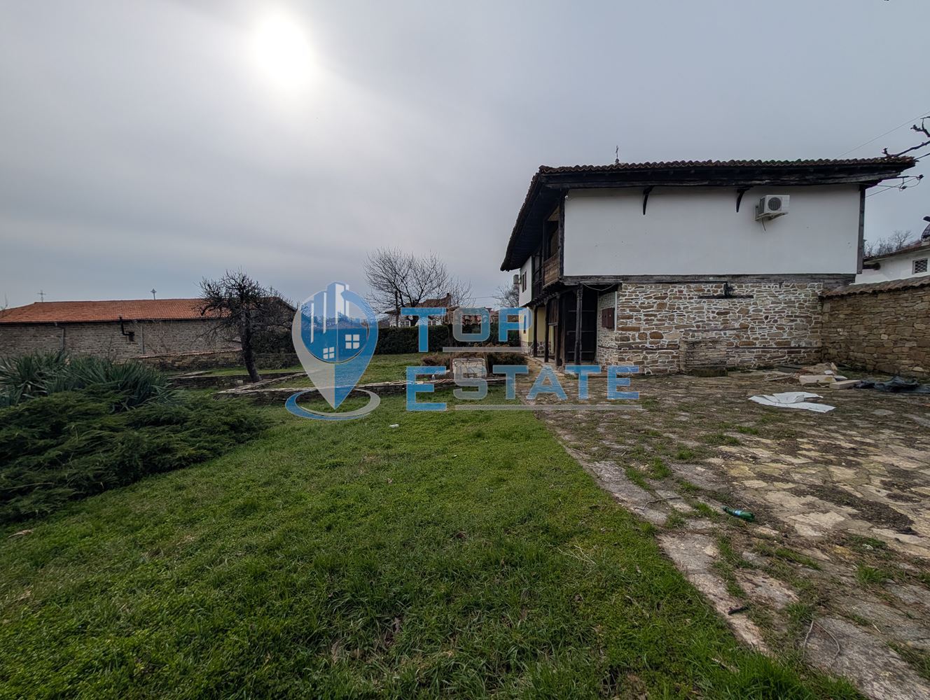 Двуетажна къща във възрожденски стил с кладенец в село Драгижево - 0