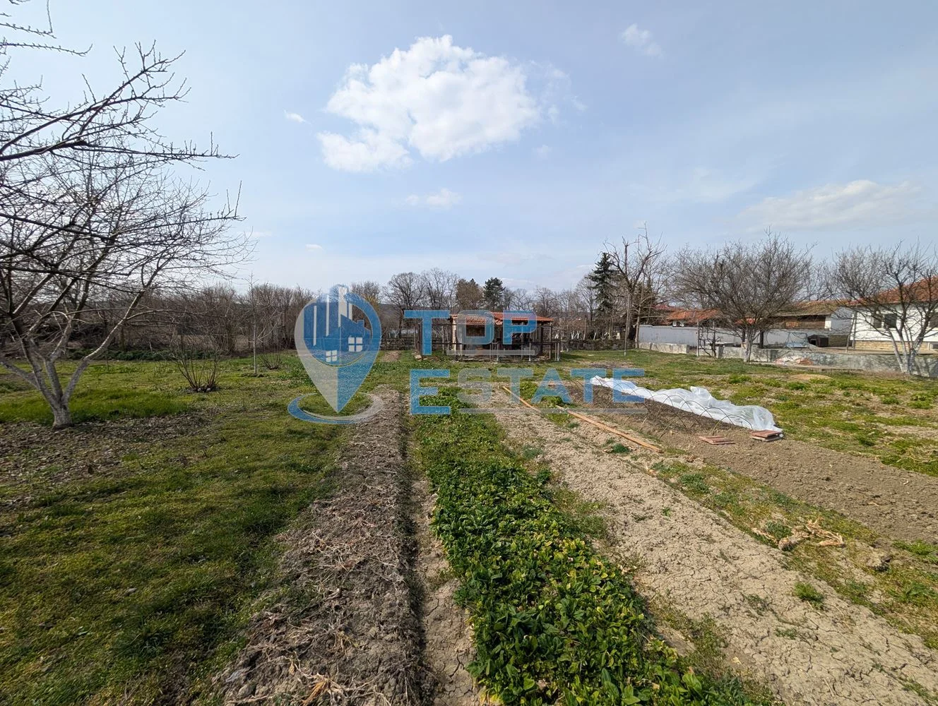Просторна тухлена къща с кладенец и голям двор в село Раданово - 0