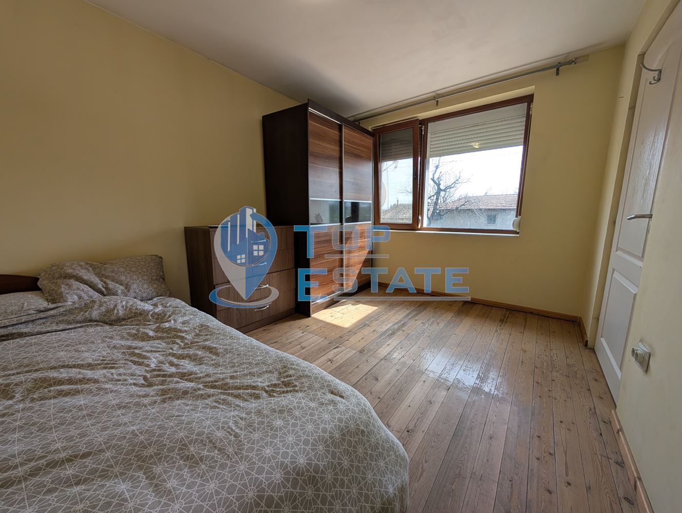 Тухлена къща с гараж и голям двор в село Раданово - 0