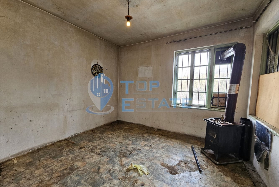 Едноетажна къща близо до река с голям двор в село Росно, област Велико Търново - 0