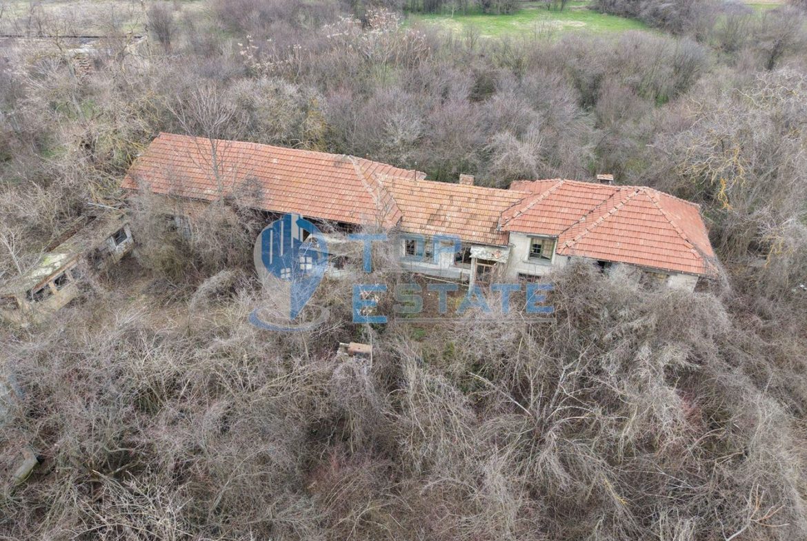 Тухлена къща с голям двор и кладенец в село Първомайци - 0