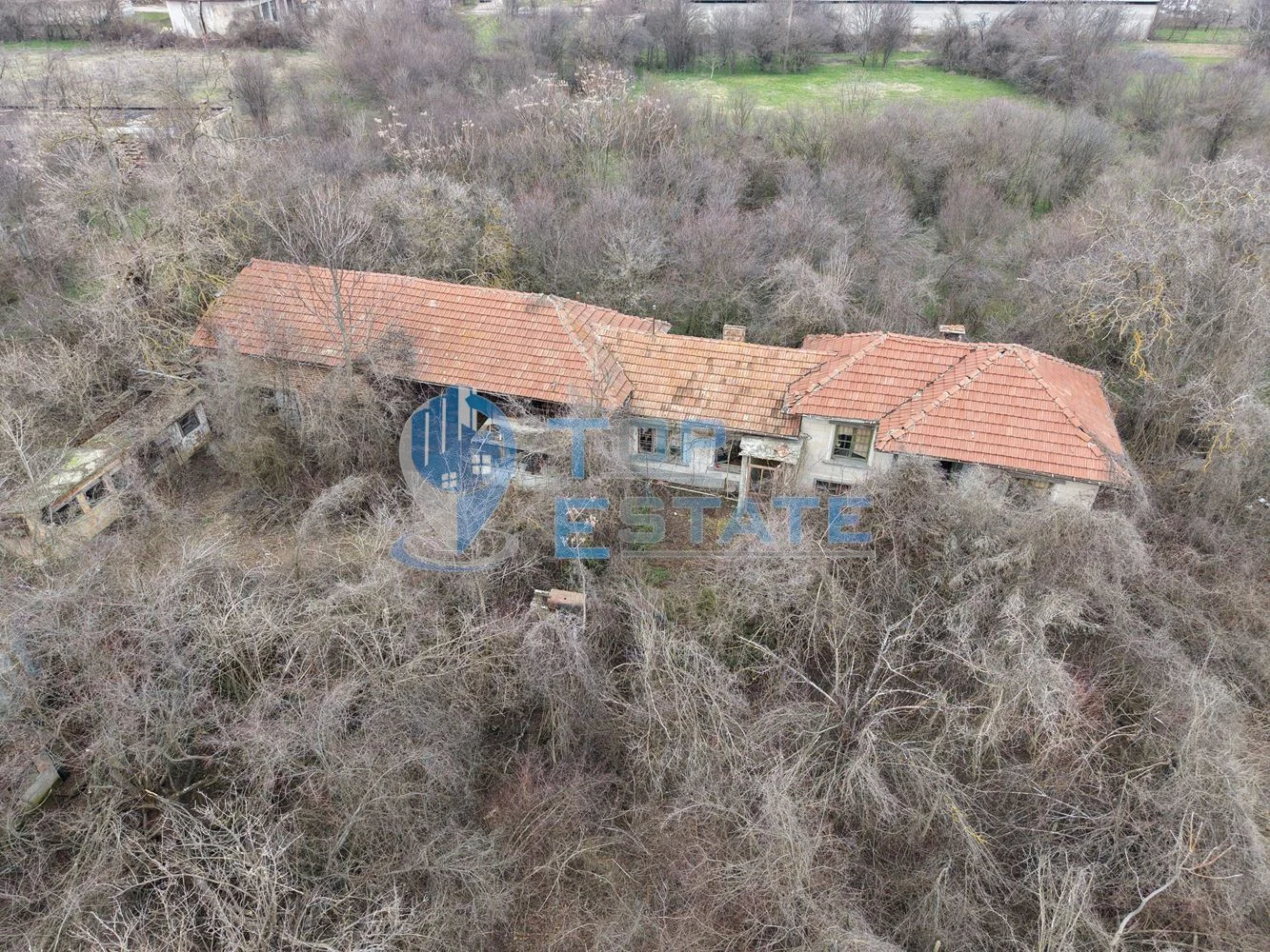 Тухлена къща с голям двор и кладенец в село Първомайци - 0