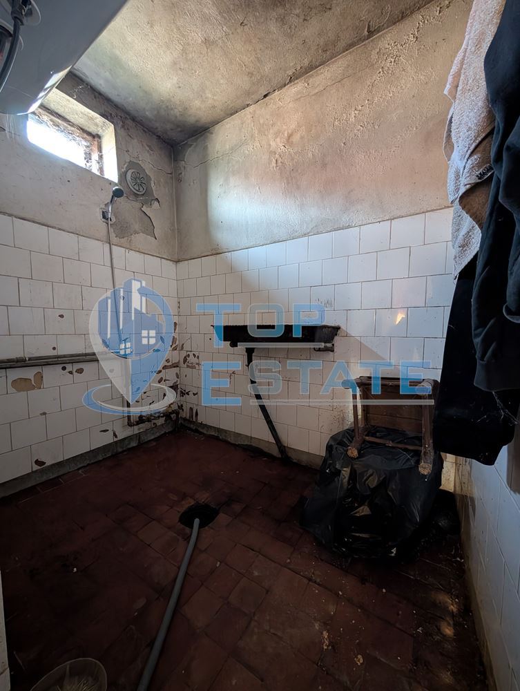 Едноетажна тухлена къща с гараж и кладенец в село Правда - 0