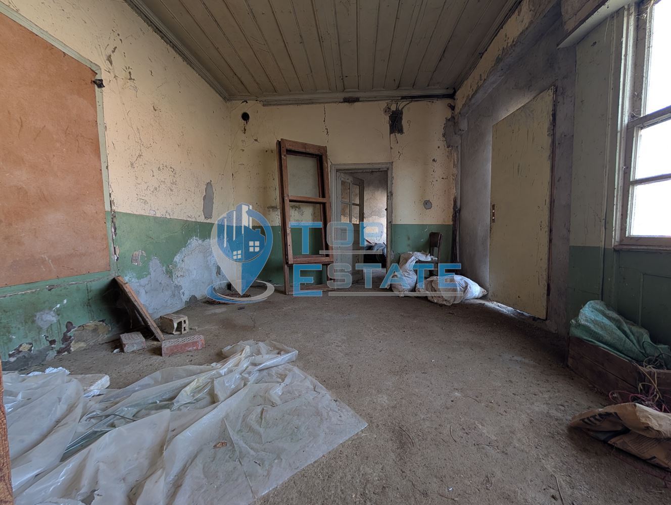 Просторна двуетажна къща в центъра на село Драгижево - 0