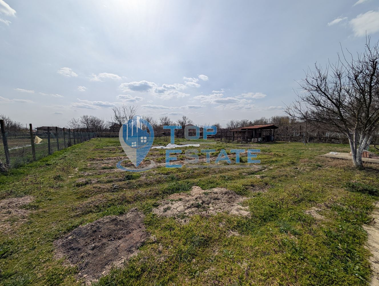 Просторна тухлена къща с кладенец и голям двор в село Раданово - 0