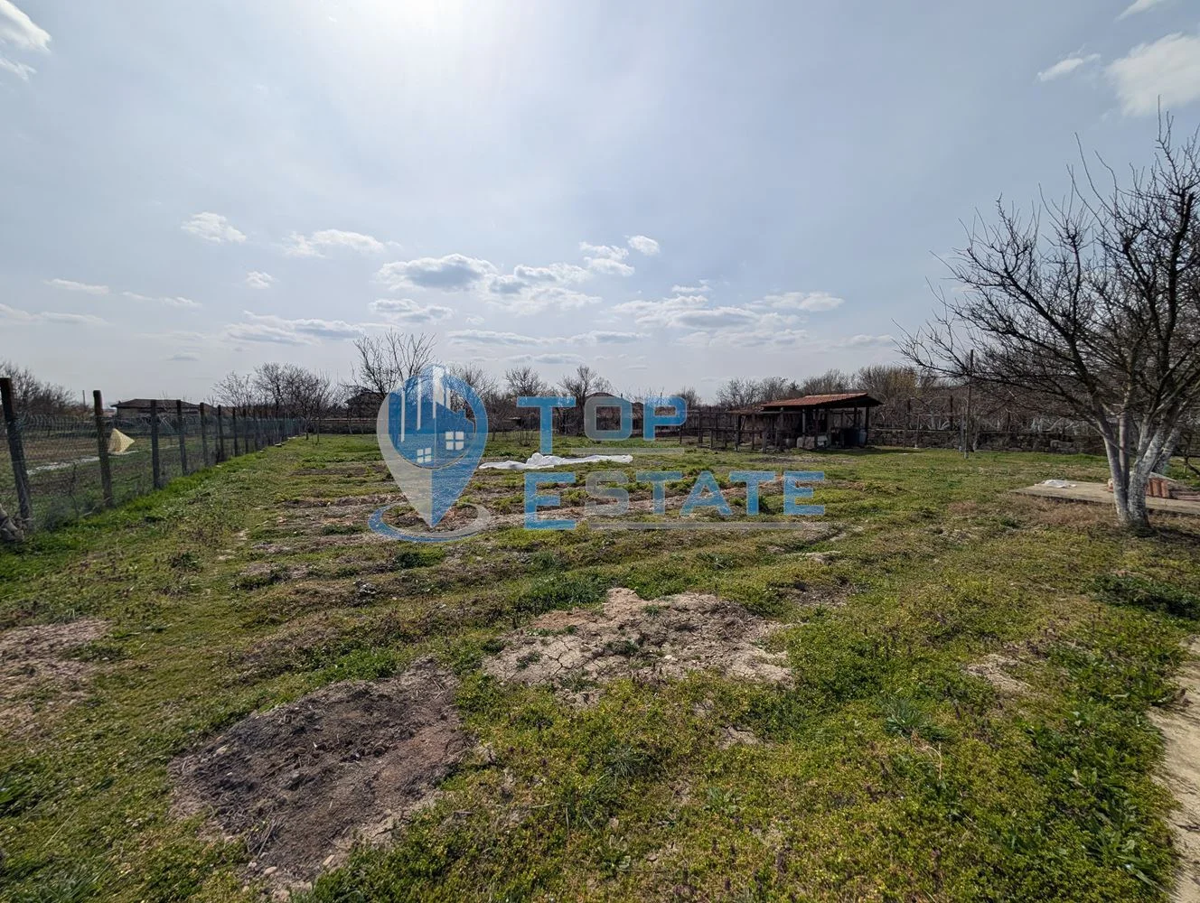 Просторна тухлена къща с кладенец и голям двор в село Раданово - 0