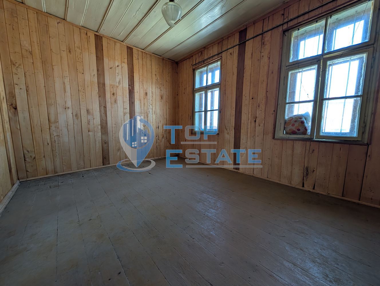 Просторна двуетажна къща в центъра на село Драгижево - 0