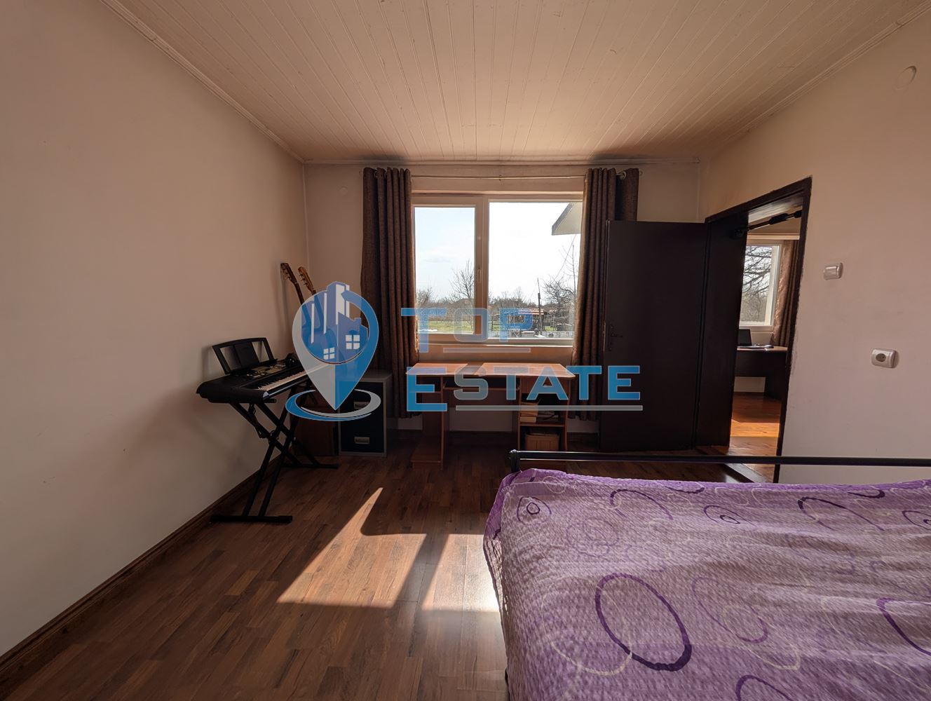 Просторна тухлена къща с кладенец и голям двор в село Раданово - 0