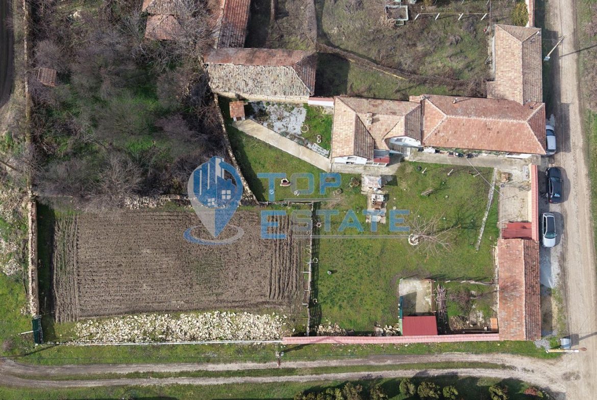 Двуетажна къща с голям двор, кладенец и гараж в село Долна Липница, област Велико Търново - 0