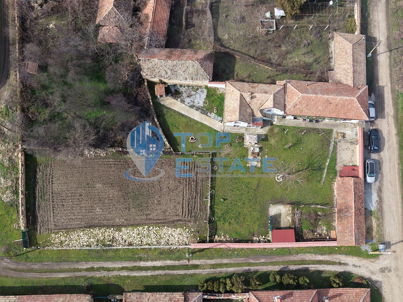 Двуетажна къща с голям двор, кладенец и гараж в село Долна Липница, област Велико Търново - 0