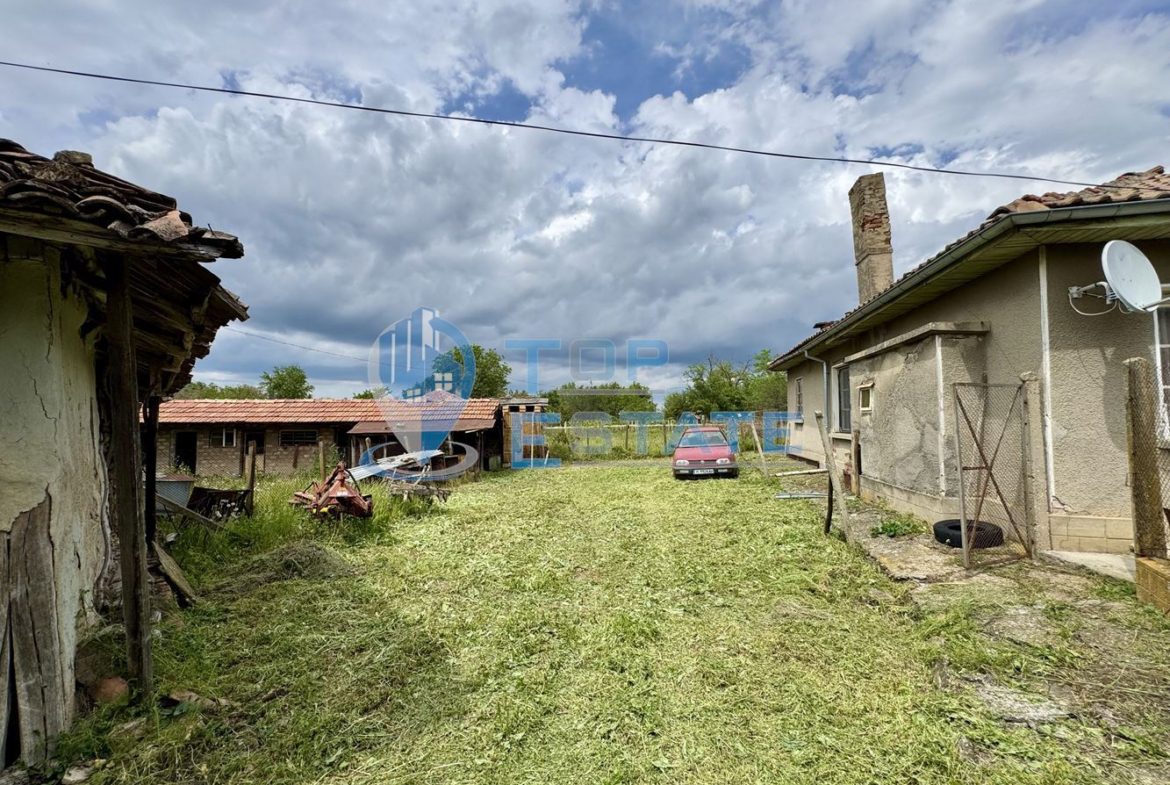 Къща с кладенец и голям двор в село Сушица, област Велико Търново - 0