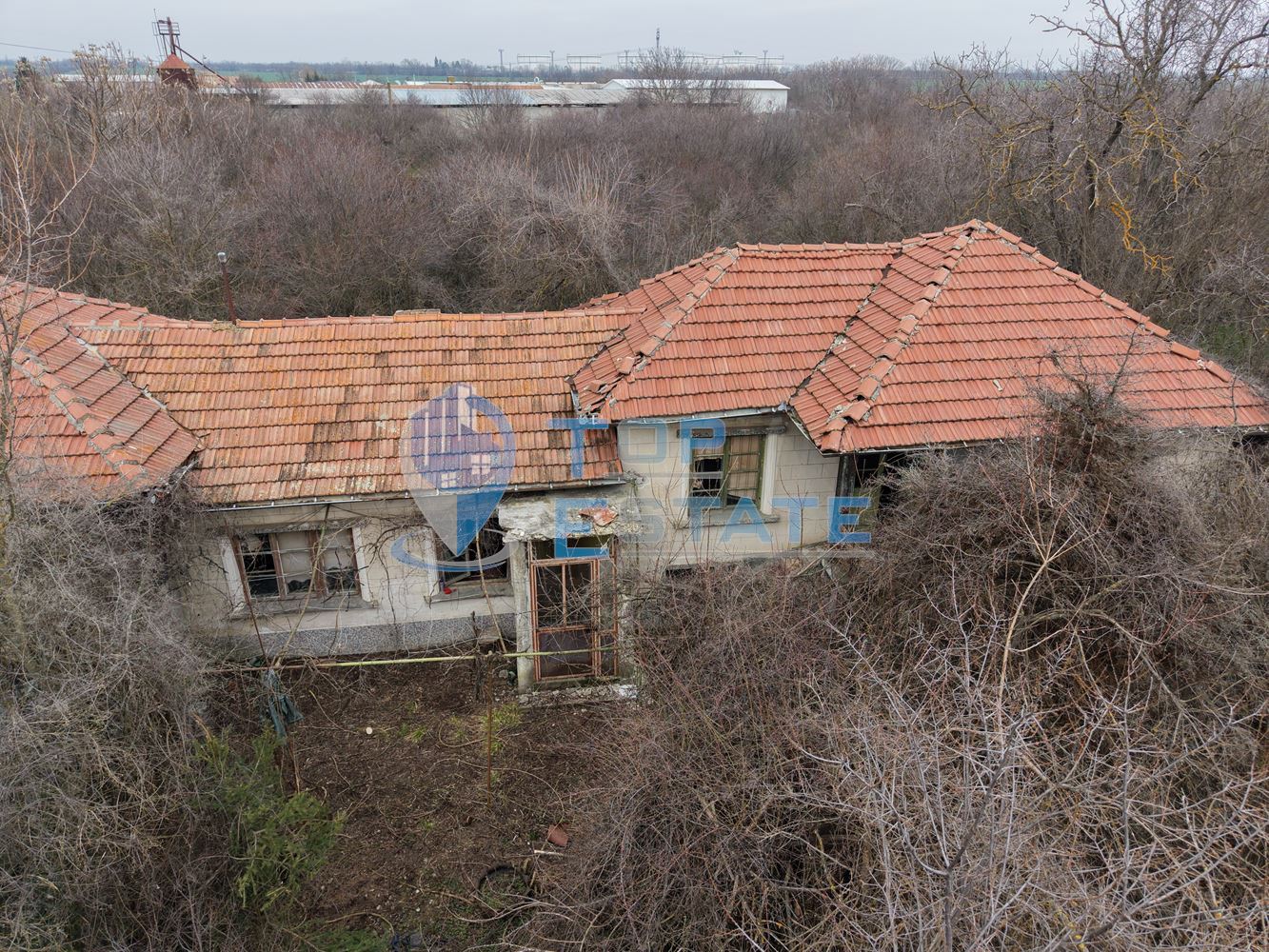 Тухлена къща с голям двор и кладенец в село Първомайци - 0