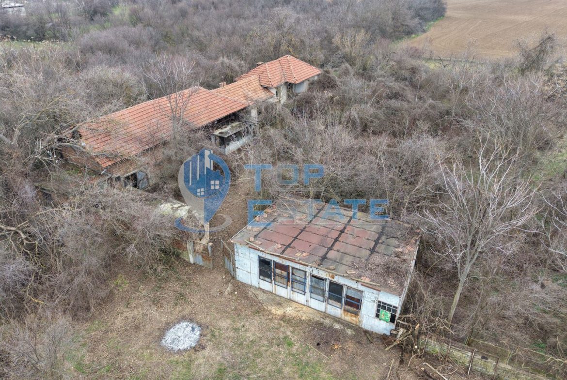 Тухлена къща с голям двор и кладенец в село Първомайци - 0