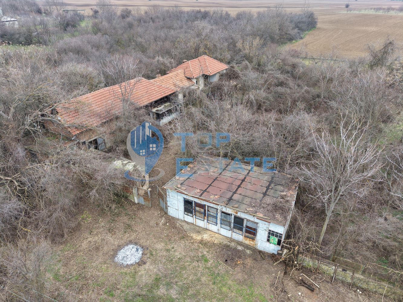 Тухлена къща с голям двор и кладенец в село Първомайци - 0