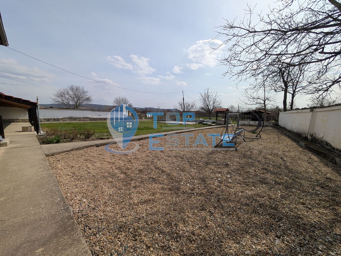 Просторна тухлена къща с кладенец и голям двор в село Раданово - 0