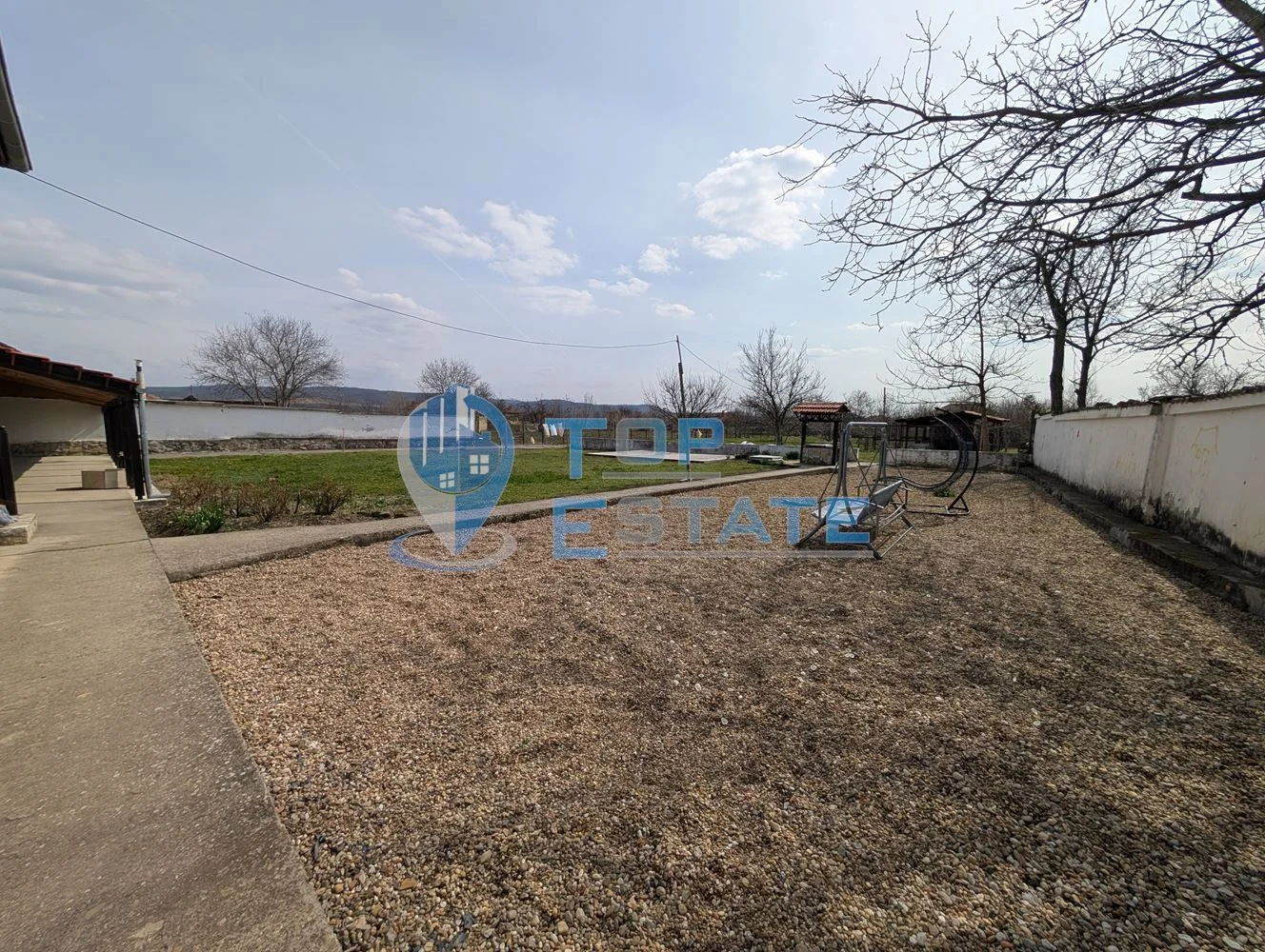 Просторна тухлена къща с кладенец и голям двор в село Раданово - 0