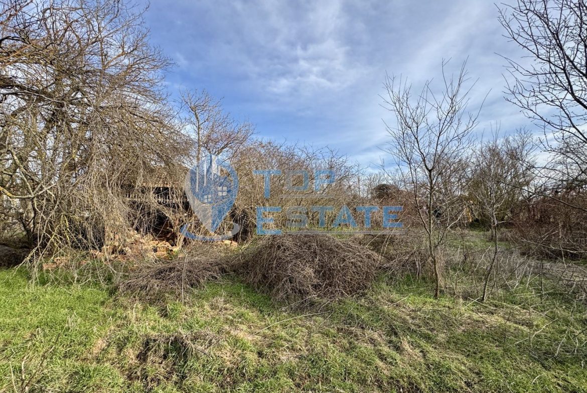 Тухлена къща с голям двор в село Лозен, област Велико Търново - 0