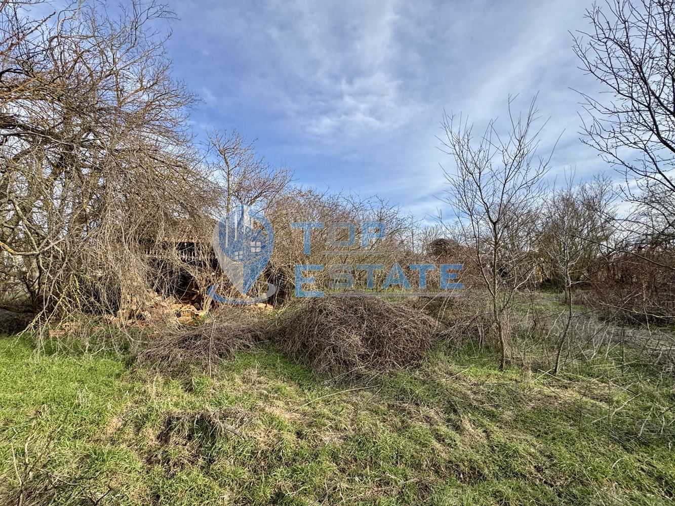 Тухлена къща с голям двор в село Лозен, област Велико Търново - 0