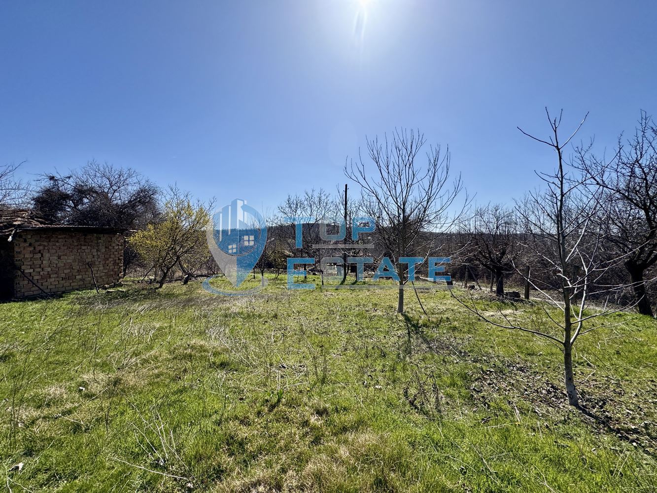 Масивна тухлена къща с кладенец и голям двор в село Ново Градище, област Велико Търново - 0