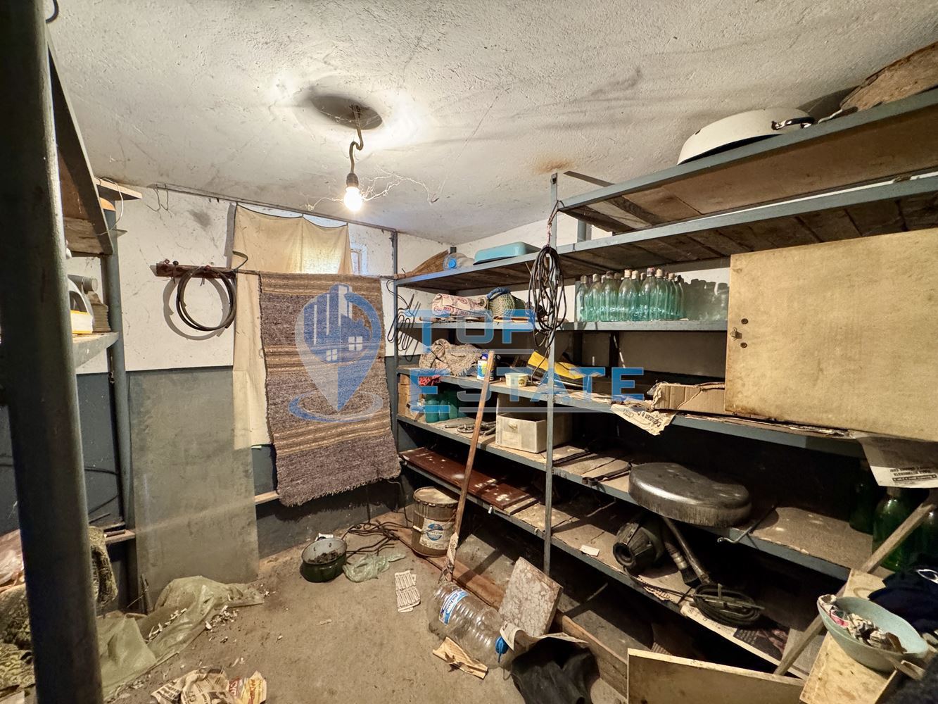 Масивна тухлена къща с кладенец и голям двор в село Ново Градище, област Велико Търново - 0